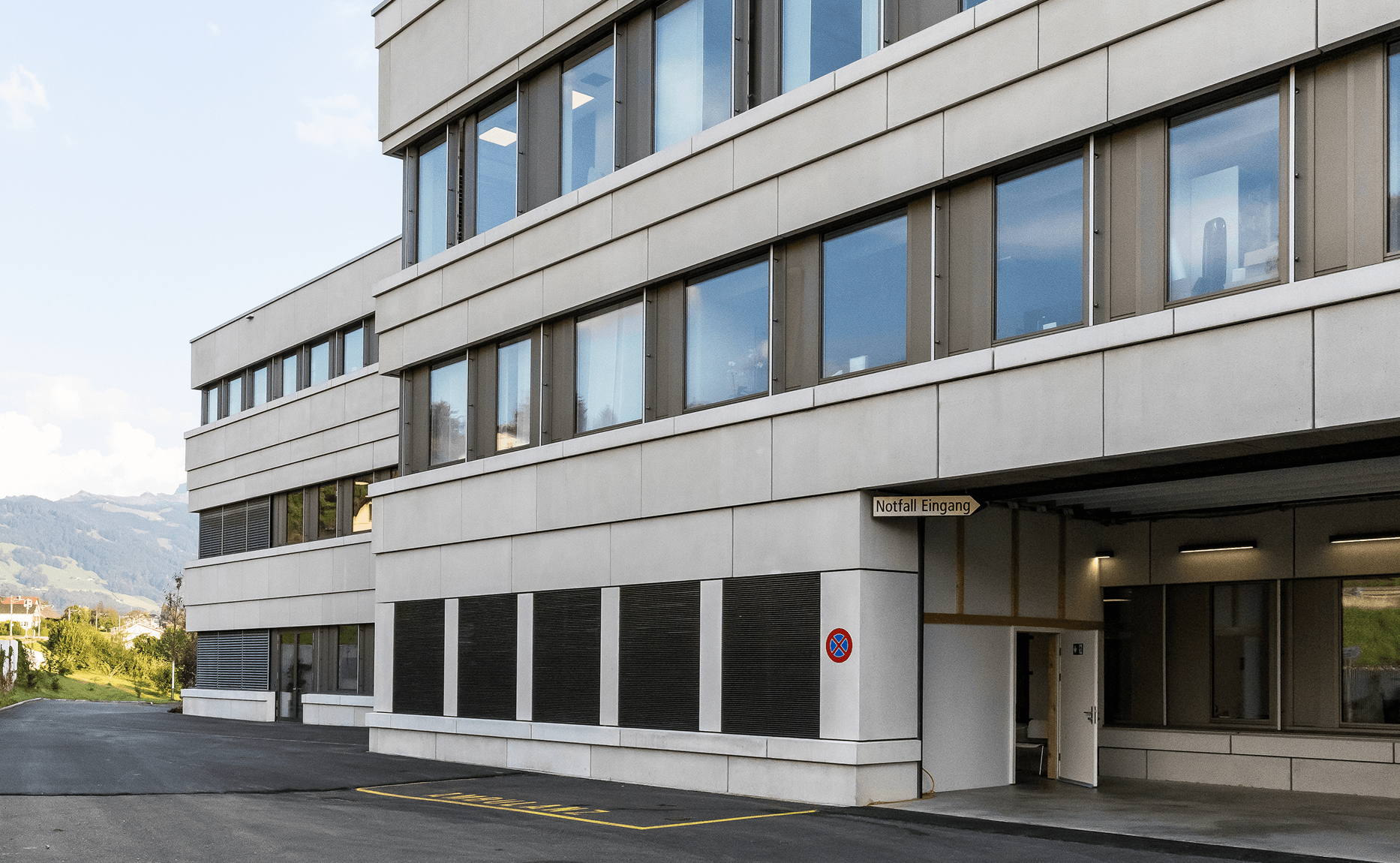 Spital Linth Realisierung Aussenbereich Notfall Eingang